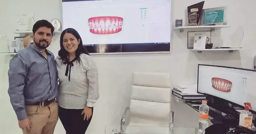 Dentista, Nelly Bernabé Estrada -Dental Factory – Odontólogo – Alineador invisible -Alta estética – Maestría en Prótesis, consultorio dental en Benito…